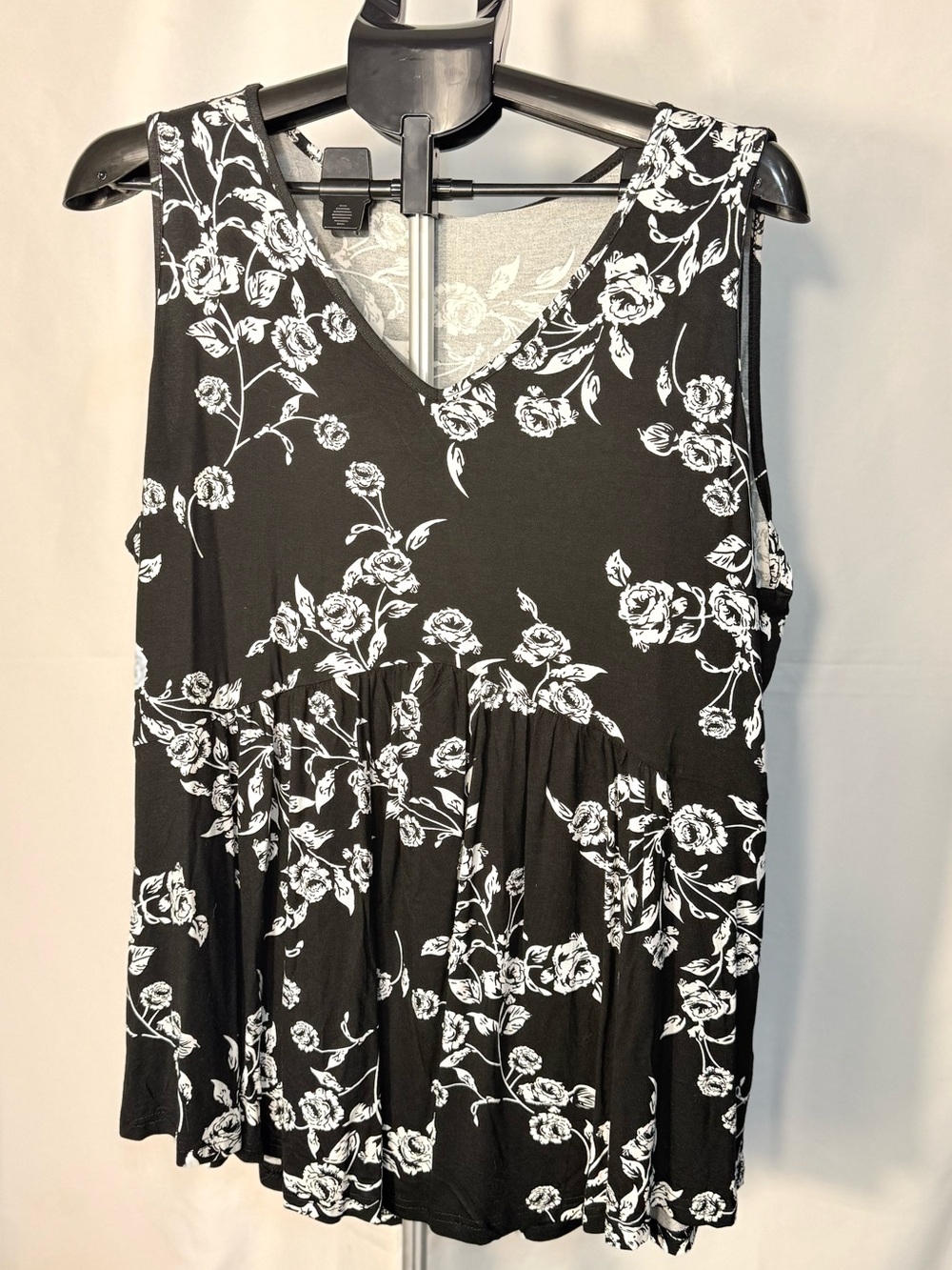 Black & White Floral SleevelessTop - V-Neck Pleated Empire Waist Boho- XXL